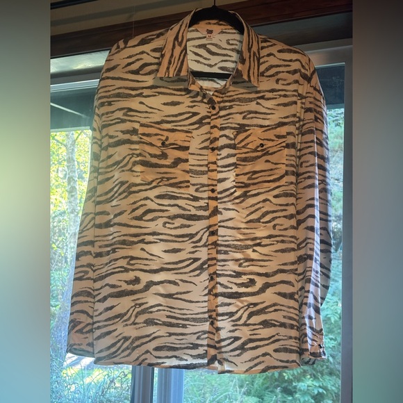 Ascot-Hart NWOT Tiger Print Button-Up Shirt Size Medium - Picture 4 of 5